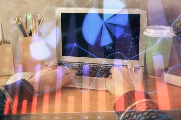妇女双手在计算机上打字和绘制外汇海图的双重曝光。股票市场投资概念. — 图库照片