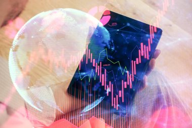 Erkeklerin el ele tutuşup telefon kullanırken ve uluslararası iş teması çizerken çift pozlama.