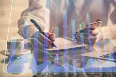 Finansal grafik çizimine çifte maruz kalma hologram ve cep telefonu kullanan bir kadın. Borsa konsepti.
