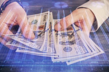 Finansal grafiğe çoklu pozlama hologram, Amerikan dolarları ve insan eli. Analiz kavramı.