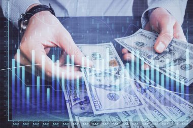 Finansal grafiğe çoklu pozlama hologram, Amerikan dolarları ve insan eli. Analiz kavramı.