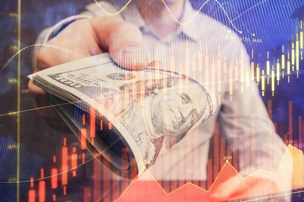 Finansal grafiğe çoklu pozlama hologram, Amerikan dolarları ve insan eli. Analiz kavramı. — Stok fotoğraf