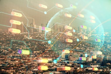 Şehir görünümünde harita ve veri temalı hologram ile gökdelenler arka planda çift pozlama. İş kavramında uluslararası teknoloji.