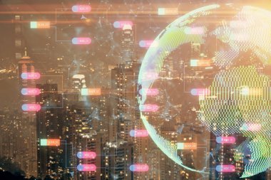 Şehir görünümünde harita ve veri temalı hologram ile gökdelenler arka planda çift pozlama. İş kavramında uluslararası teknoloji.