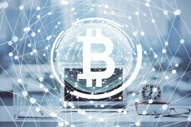Engelleme zinciri ve kripto ekonomi temalı hologram ve bilgisayar geçmişi olan bir masa. Bitcoin kripto para kavramı.