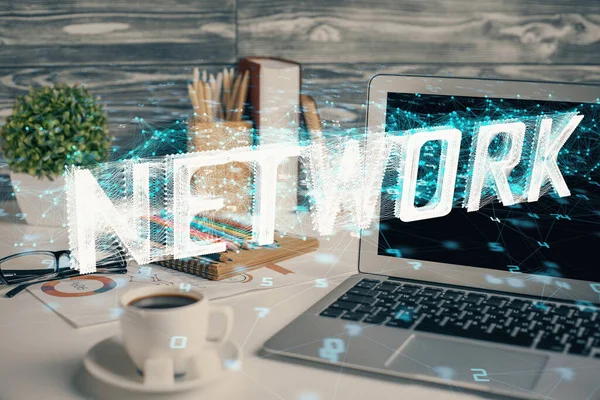 Bilgisayarın arka planda ve teknik tema çiziminde çoklu pozlama. Büyük veri kavramı.