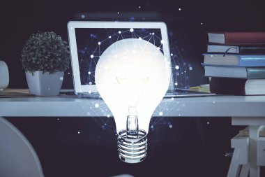 Bilgisayar ofisinde ampul simgesi hologramıyla birlikte. Çifte maruziyet. Fikir kavramı.