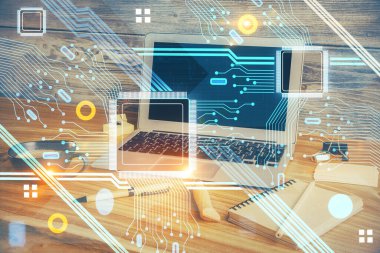 Arka planda kişisel bilgisayarı ve teknik tema çizimi olan iki kat masaüstü görüntüsü. Büyük Veri Kavramı.