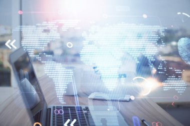 Bilgisayar ve dünya haritası hologramıyla masaüstü çifte pozlama. Uluslararası veri ağı kavramı.