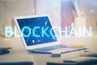 Blockchain temalı holograma ve bilgisayar arkaplanlı masaya çoklu maruz kalma. Bitcoin şifreleme para birimi kavramı.