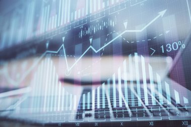 Finansal tablo çizimi ve arka planda bilgisayar olan bir tablo. Çifte maruziyet. Uluslararası pazarlar kavramı.