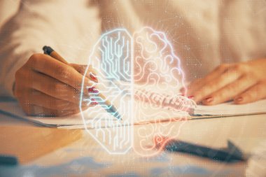 Kadınların arka plana beyin hologramıyla el yazıları yazarken çift pozlama. Beyin fırtınası kavramı.