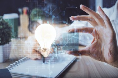 Kadın elinin üstüne ampul çizip arka planda not almak. Fikir kavramı. Çift pozlama