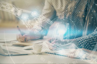 Teknoloji temalı hologramı olan bilgisayar geçmişi olan bir iş adamı. Yüksek teknoloji kavramı. Çoklu pozlama.