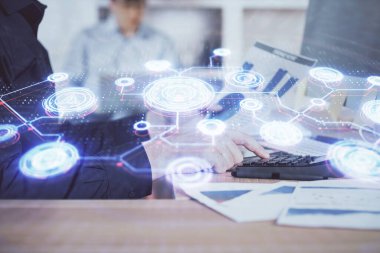 Sosyal ağ temalı hologramda iş adamı arka planda bilgisayar üzerinde çalışıyor. Çoklu pozlama.