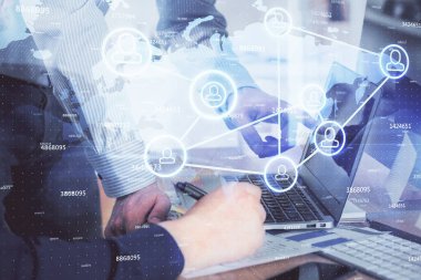 Sosyal ağ temalı hologramda iş adamı arka planda bilgisayar üzerinde çalışıyor. Çoklu pozlama.