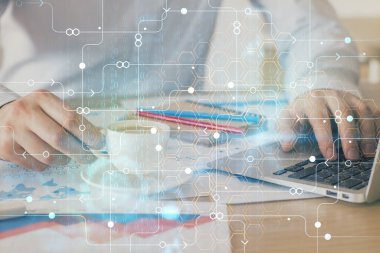 Veri temalı hologramın arka planda bilgisayarla çalışan bir adam tarafından çifte maruz bırakılması. Yenilik kavramı.