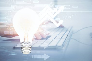 Arkaplanda bilgisayar üzerinde çalışan iş adamıyla birlikte büyüyen oklar. Başarı konsepti. Çift pozlama.