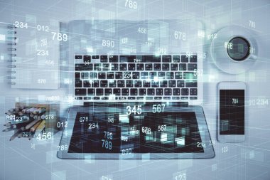 Bilgisayarla üst görünüm çalışma masası arka planında veri temasının çoklu pozlanması hologramı çiziyor. Teknoloji kavramı.