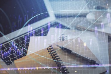 Finans şeması çizimine ve masaüstüne kahve ve masa arkasında eşyalar ile çifte pozlama. Önx piyasa ticareti kavramı