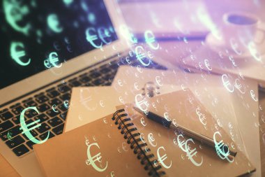 Finans şeması çizimine ve masaüstüne kahve ve masa arkasında eşyalar ile çifte pozlama. Önx piyasa ticareti kavramı