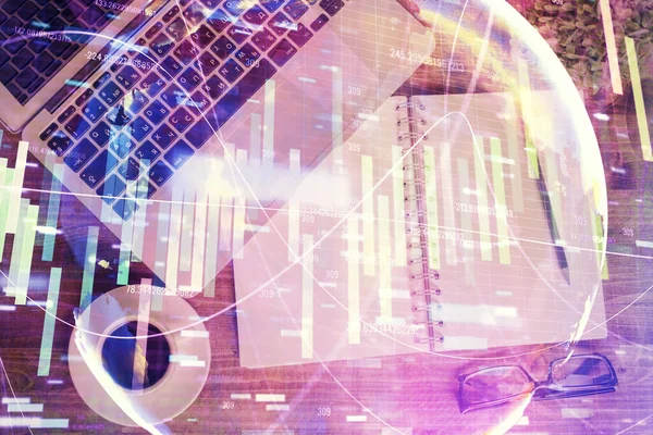 비즈니스 테마 홀로그램 그림은 데스크 탑 배경 컴퓨터를 통해 그려진다. 위에서 본 모습. 다양 한 노출. 국제 관계에 대한 개념. — 스톡 사진