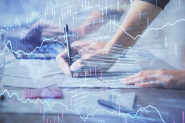 Bilgisayarda ve finansal grafik hologramında yazı yazan kadın ellerine çok maruz kalmış. Borsa analizi kavramı.