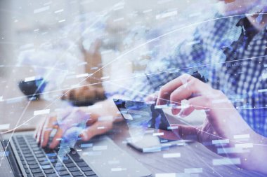 Elinde kredi kartı ve veri teması çizimi olan bir adamın ellerine iki kez maruz kalmış. E-ticaret ve teknoloji kavramı.