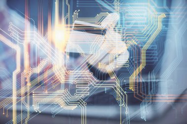 Elinde kredi kartı ve dünya haritası çizimi olan bir adamın ellerine iki kez maruz kalmış. Uluslararası İnternet E-ticaret ve teknoloji kavramı.