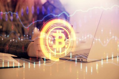 Elinde kredi kartı ve kripto temalı bir çizimle internetten kadın alışverişine çok maruz kalmış. E-ticaret engelleme kavramı.