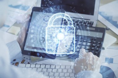 Erkeklerin el ele tutuşup dijital bir cihaz kullanırken ve kilit çizerken birden fazla pozlama. Güvenlik kavramı.