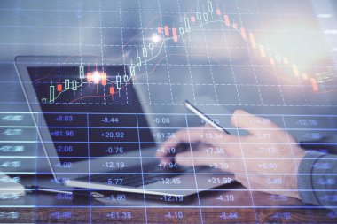 Erkeklerin el ele tutuşup dijital bir cihaz ve ön grafik çizimi kullanırken çift pozlama. Finansal piyasa kavramı.