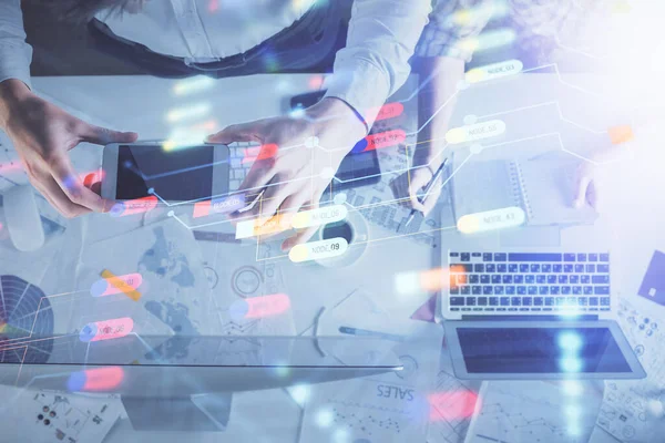 Doble exposición del hombre y la mujer que trabajan juntos y el dibujo del holograma del tema de datos. Antecedentes. Vista superior. — Foto de Stock