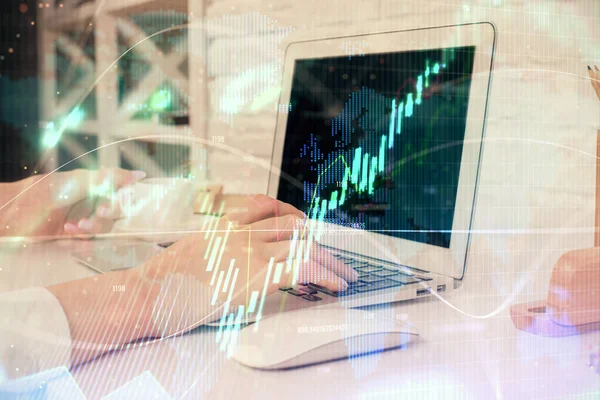 Doppia esposizione delle mani della donna che scrivono sul disegno dell'ologramma del grafico del forex e del computer. Concetto di analisi del mercato azionario. — Foto Stock