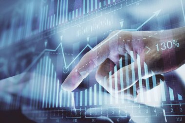 Erkeklerin el ele tutuşup dijital telefon ve forx grafik çizimleri kullanırken birden fazla pozlama. Finansal piyasa kavramı.