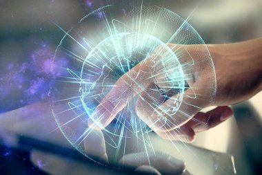 Erkeklerin el ele tutuşup telefon kullanırken ve uluslararası iş teması çizerken çift pozlama.