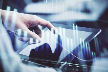 Bir adamın el ele tutuşup, telefon ve finansal çizim kullanırken birden fazla pozlama. Pazar analizi kavramı.