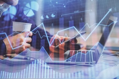 Bir adamın elini tutarken ve bir telefon ve finansal grafik çizimi kullanırken çift pozlama. Analiz kavramı.