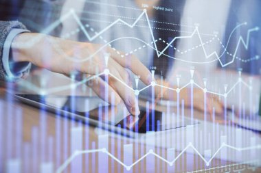 Önx grafik çizimine çifte maruz kalma ve kadın ve erkeğin birlikte çalışarak mobil bir cihaz kullanması. Ticaret konsepti.