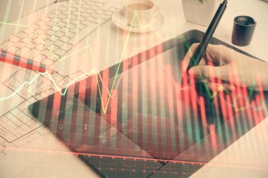 Finansal grafik çizimine çifte maruz kalma hologram ve cep telefonu kullanan bir kadın. Borsa konsepti.