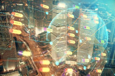 Şehir görünümünde harita ve veri temalı hologram ile gökdelenler arka planda çift pozlama. İş kavramında uluslararası teknoloji.