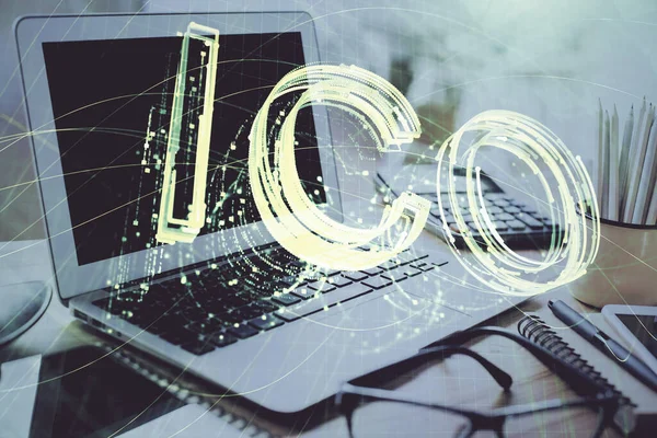 Engelleme zinciri ve kripto ekonomi temalı hologram ve bilgisayar geçmişi olan bir masa. Bitcoin kripto para kavramı.