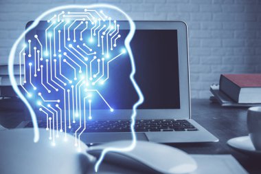 Bilgisayar ve beyin hologramı ile çalışma masasının çoklu açığı. Beyin fırtınası konsepti.