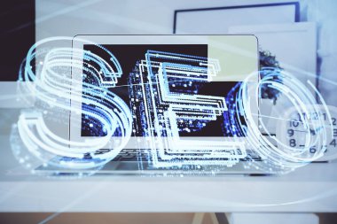Bilgisayar ve seo çizim hologramı olan çok katmanlı bir tablo. Arama optimizasyon kavramı.