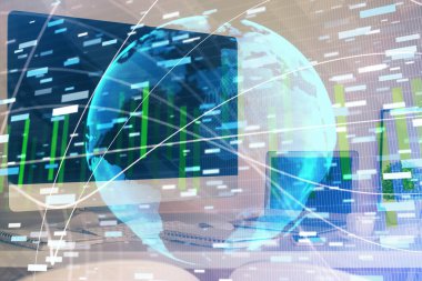 İş teması simgelerinin çoklu pozlandırılması ve bilgisayar geçmişi olan masa. Başarı kavramı.