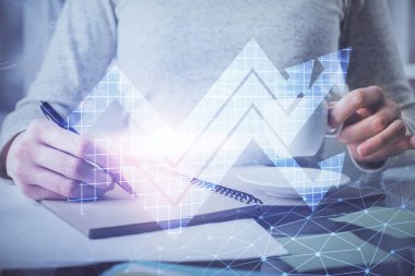 Kadınların elleri üzerinde mavi ok arka planda not alıyor. Başarı kavramı. Çift pozlama