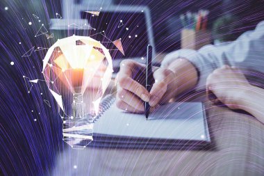 Kadın elinin üstüne ampul çizip arka planda not almak. Fikir kavramı. Çift pozlama