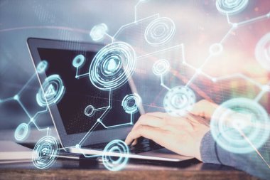 Sosyal ağ temalı hologramda iş adamı arka planda bilgisayar üzerinde çalışıyor. Dünya çapında ağ kavramı. Çoklu pozlama.