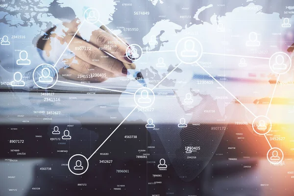 Sosyal ağ temalı hologram ellerin not almasından üstündür. Küresel uluslararası insan kavramı bağlanıyor. Çift pozlama