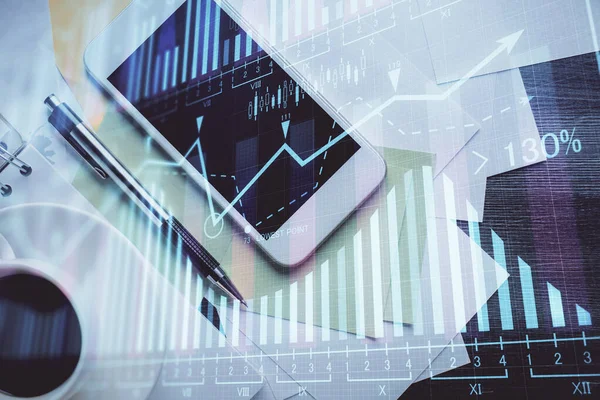 Multi exposición del holograma gráfico de divisas sobre el escritorio con el teléfono. Vista superior. Concepto de plataforma de comercio móvil. —  Fotos de Stock